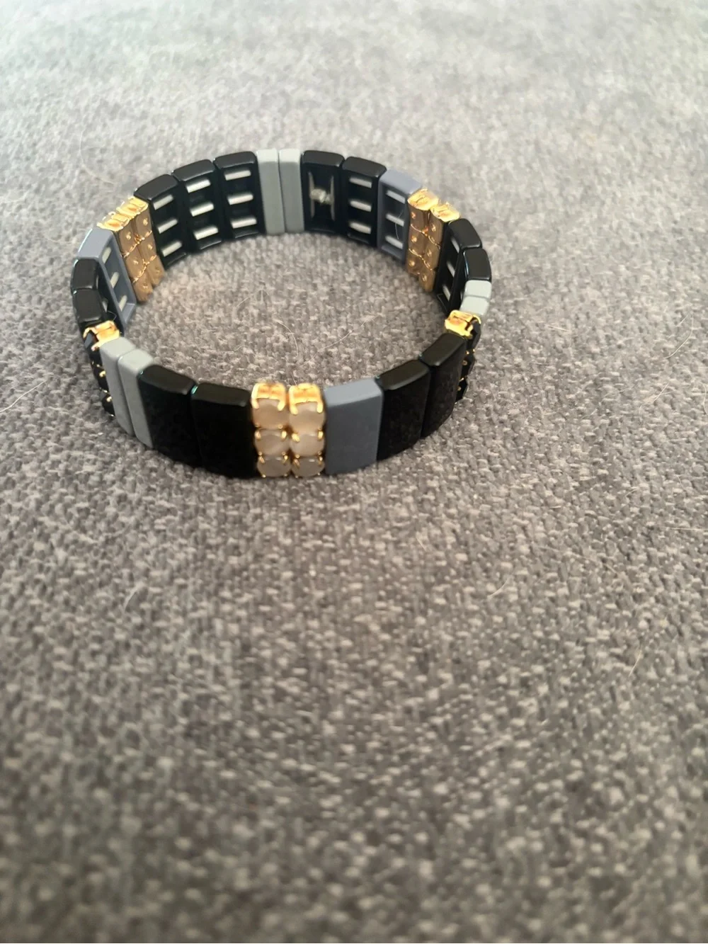 🌸 Modern Black and Gray Tila Bead Stretch Bracelet 🌸 - Picture 4 of 5
